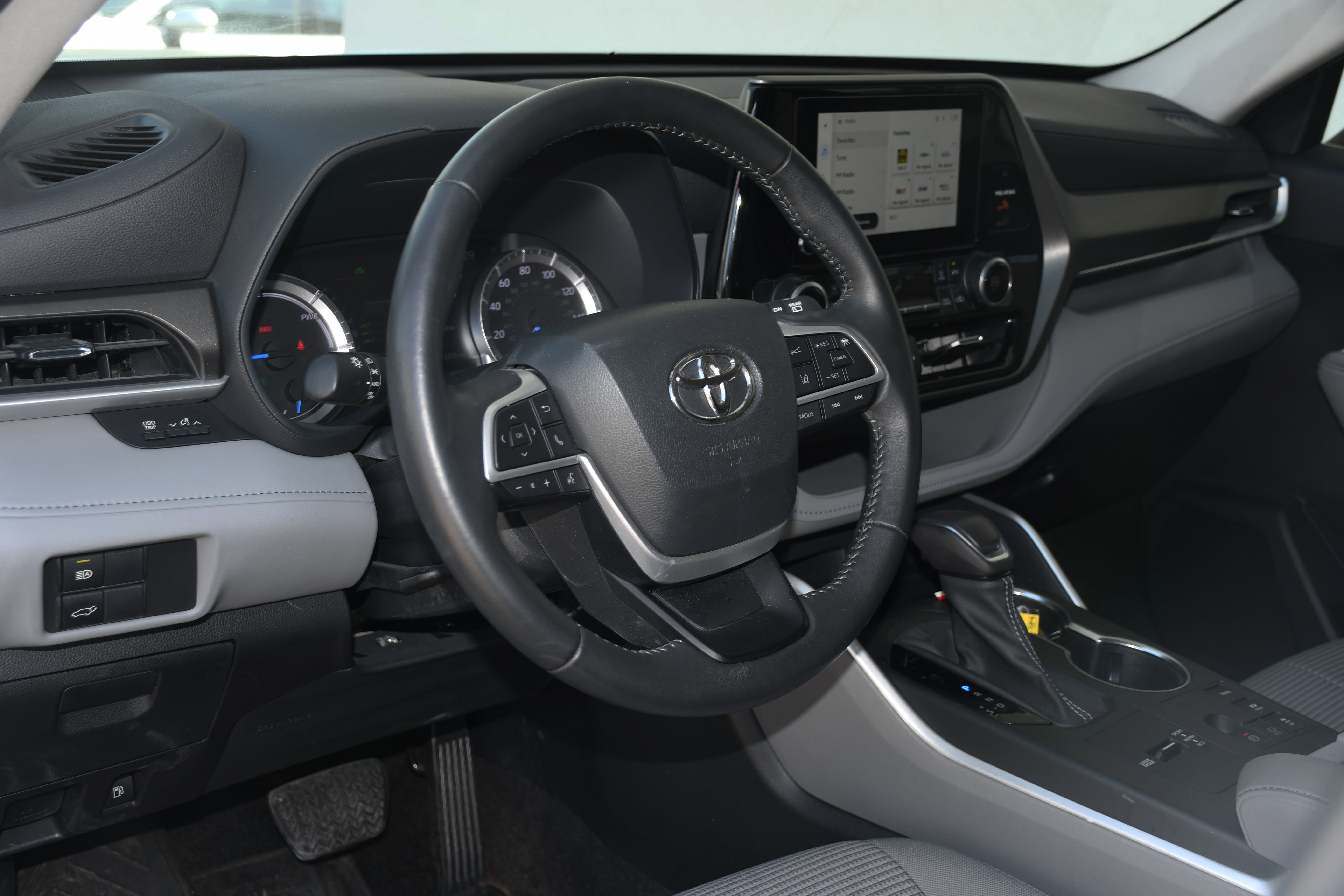 2023 Toyota Highlander Hybrid LE photo 2