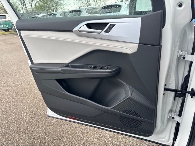 2025 Volkswagen Taos SE photo 11