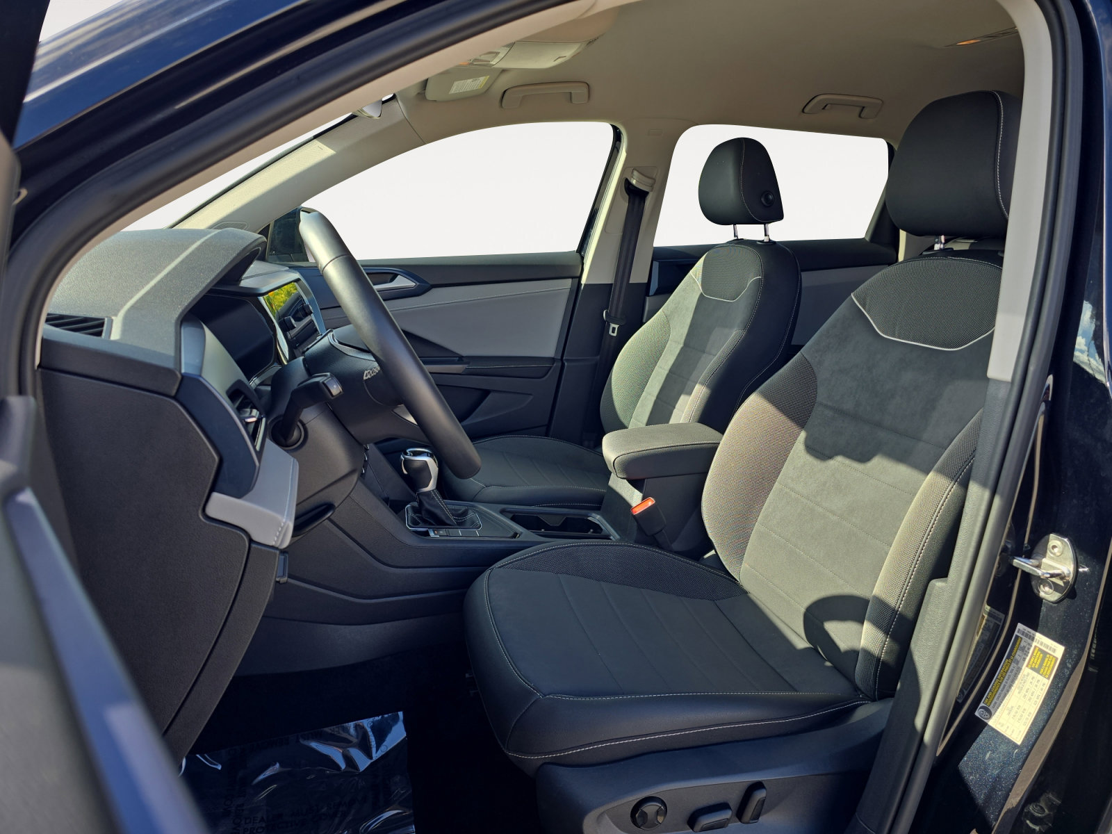 2024 Volkswagen Taos SE photo 18