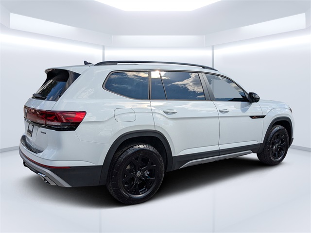 2025 Volkswagen Atlas SE Technology Peak Edition photo 4