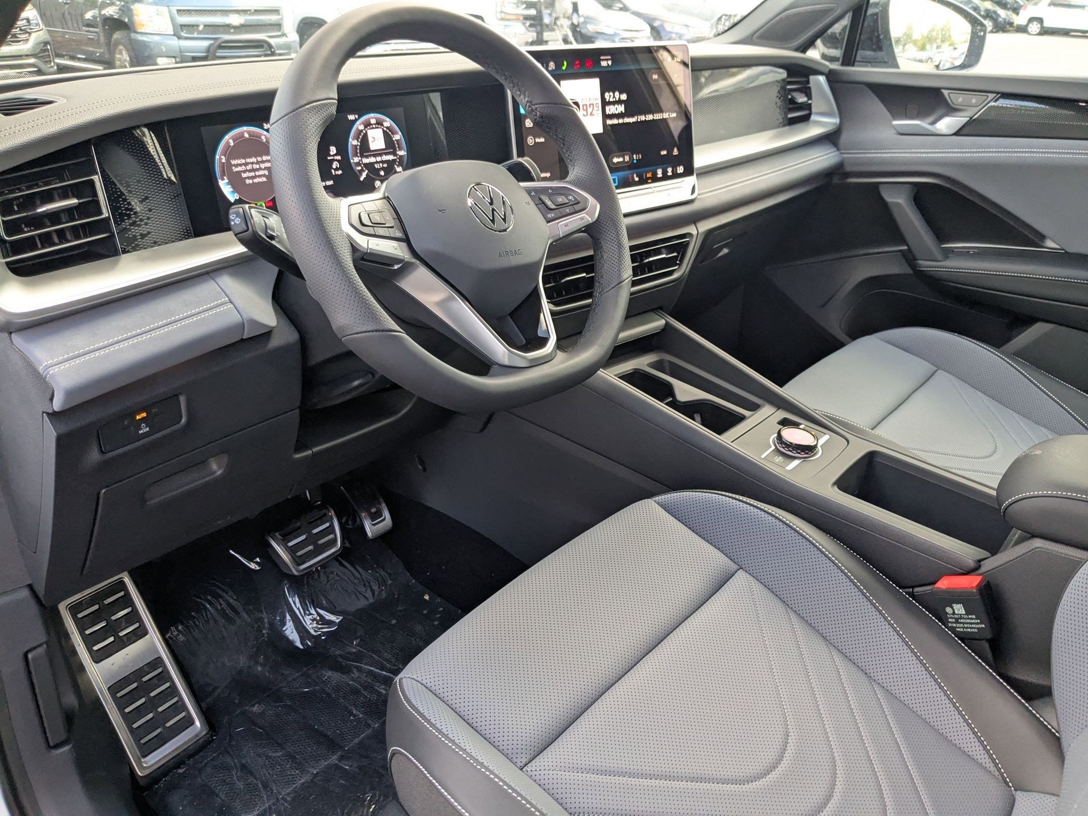 2026 Volkswagen Tiguan SE R-Line Black photo 4