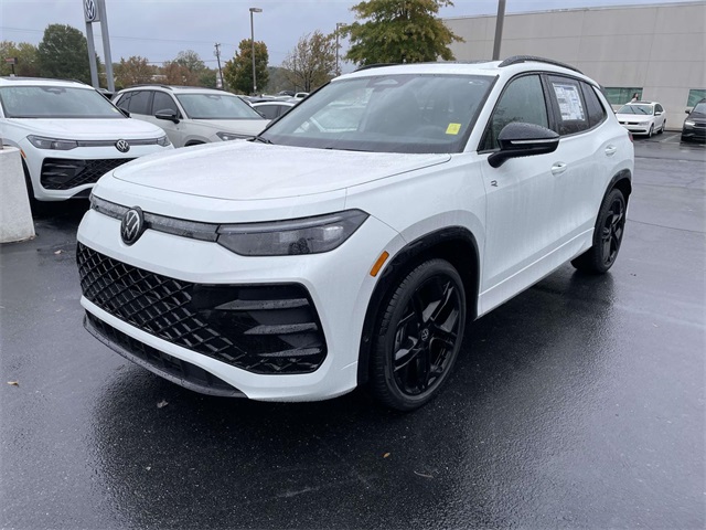 2026 Volkswagen Tiguan SE R-Line Black photo 3