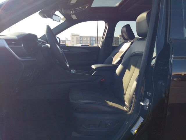 2025 Jeep Grand Cherokee Laredo Altitude photo 2