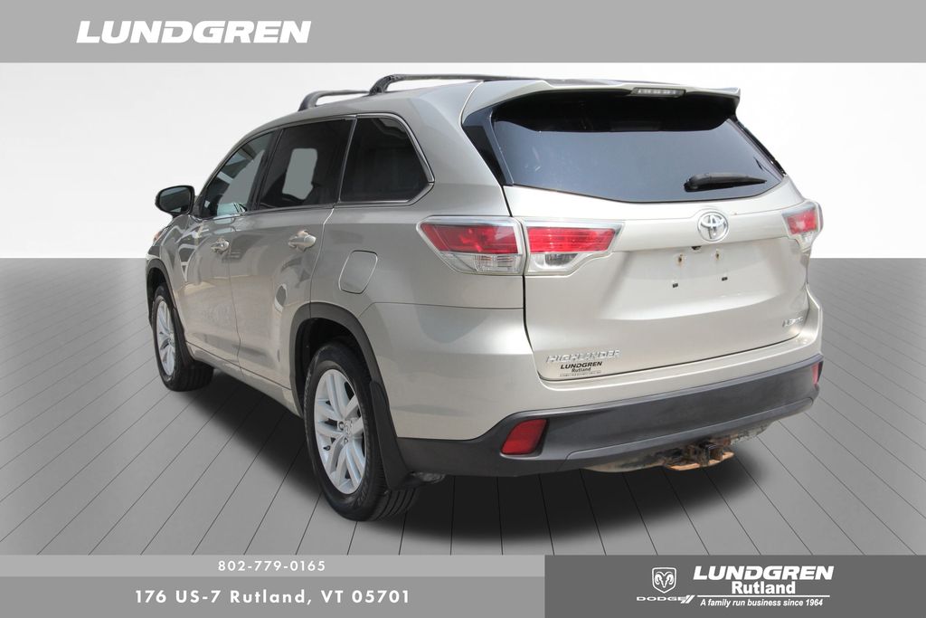 2015 Toyota Highlander LE Plus photo 29