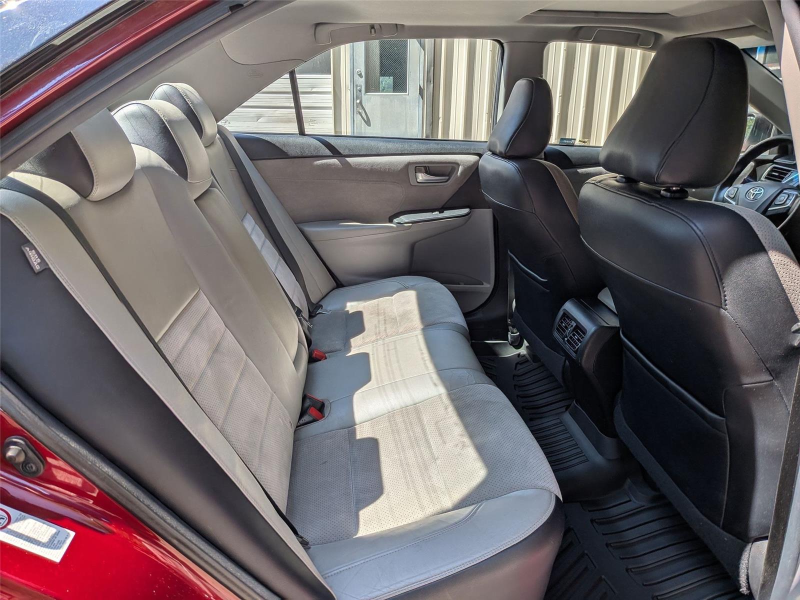2015 Toyota Camry XSE photo 32