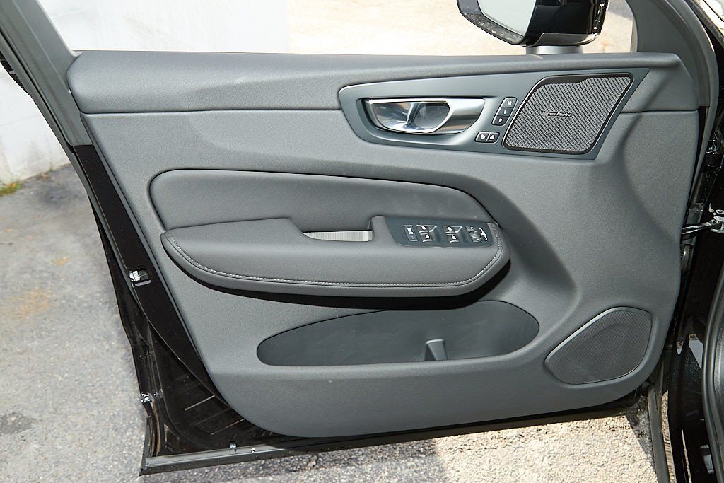 2026 VOLVO XC60 - Image 8