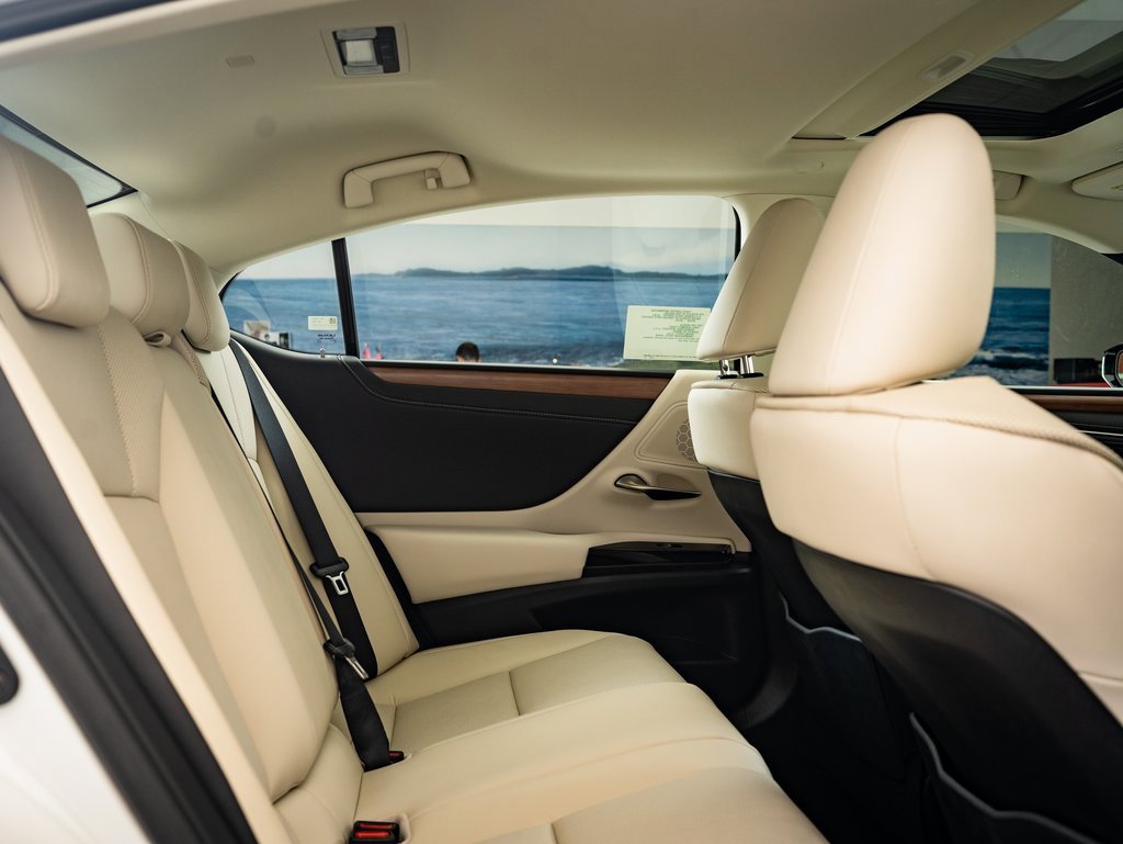 2025 Lexus ES 300h photo 32