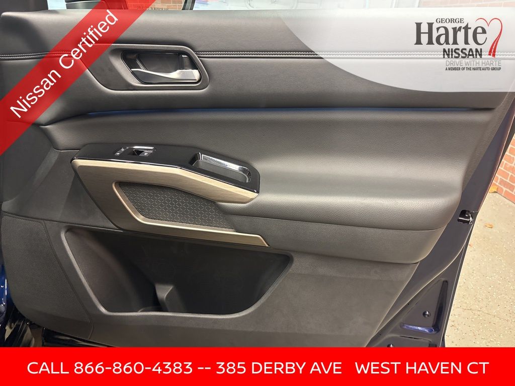2022 Nissan Pathfinder Platinum photo 28