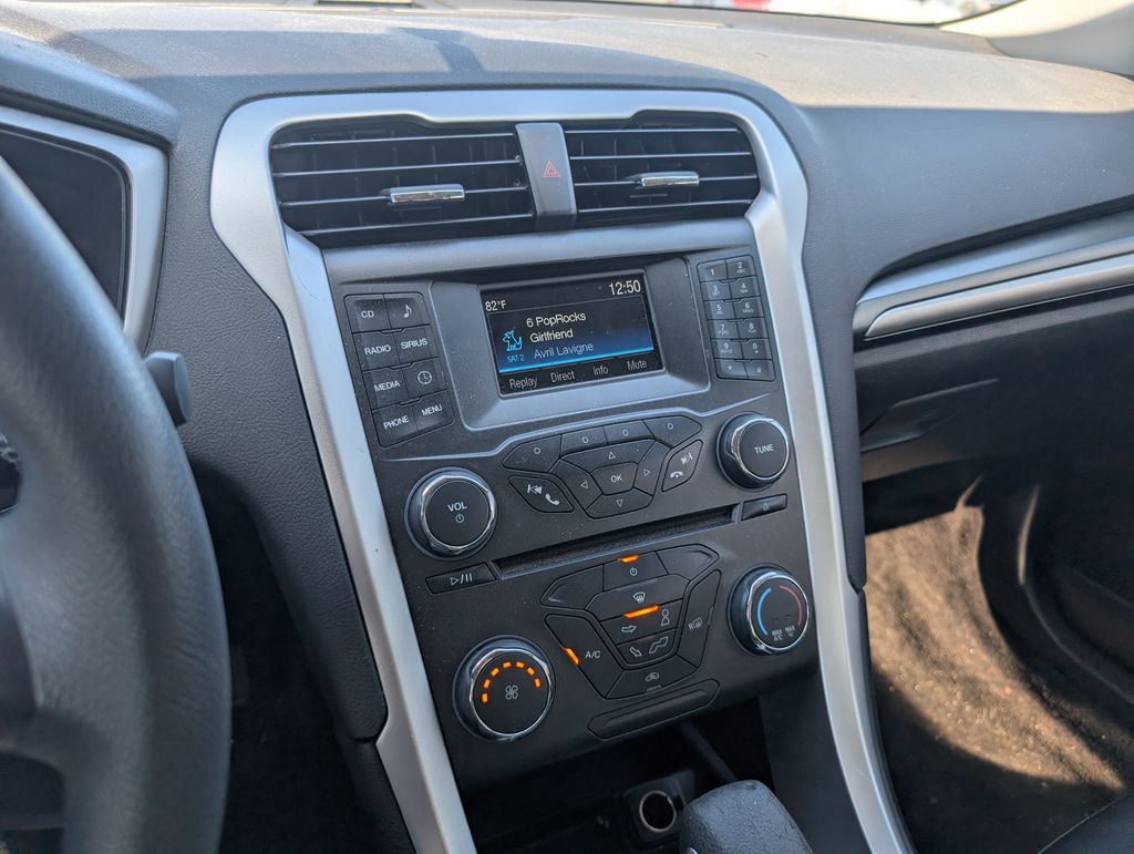 2015 Ford Fusion SE photo 13
