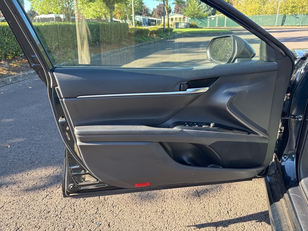 2020 Toyota Camry SE photo 15