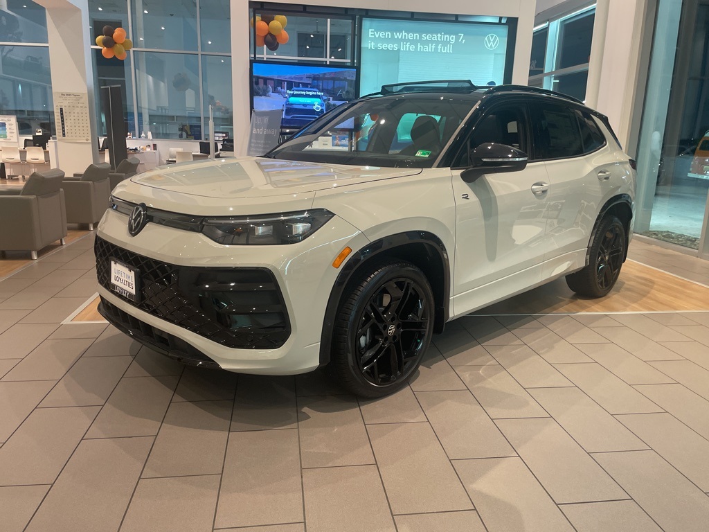 2026 Volkswagen Tiguan SE R-LINE BLACK's photo