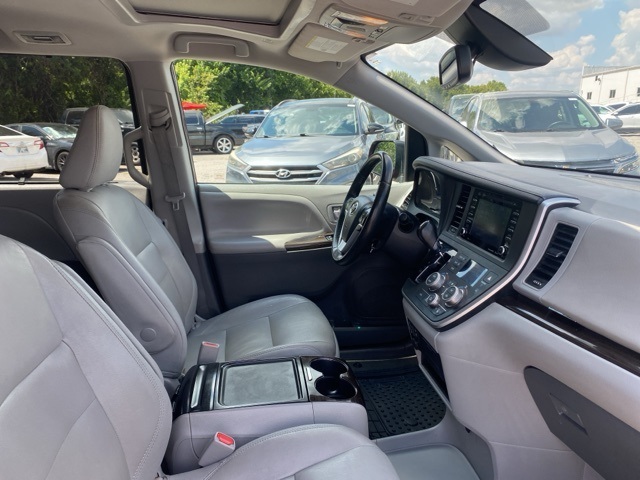 2020 Toyota Sienna XLE photo 12
