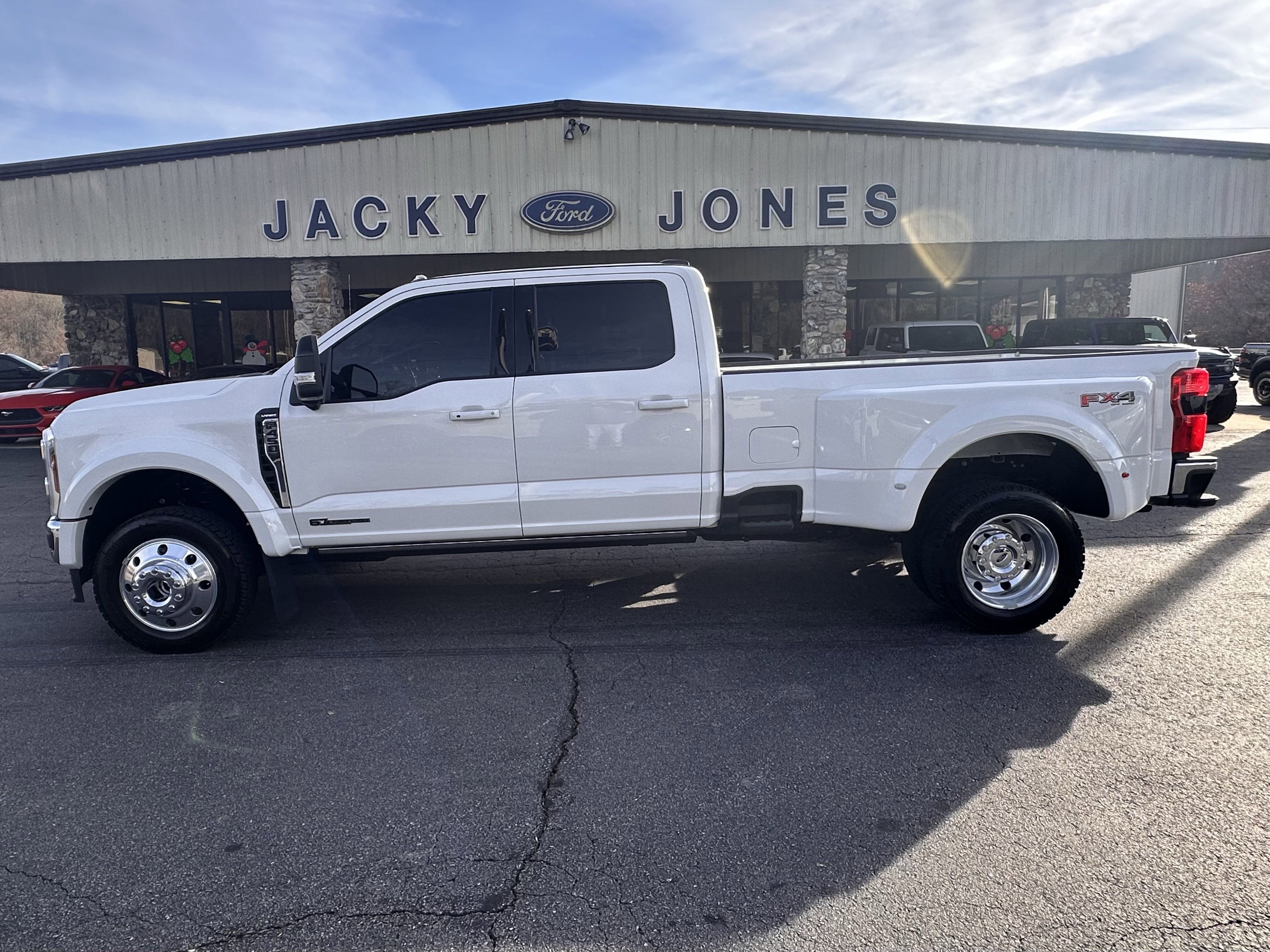 2025 Ford F-450 Super Duty Lariat's photo
