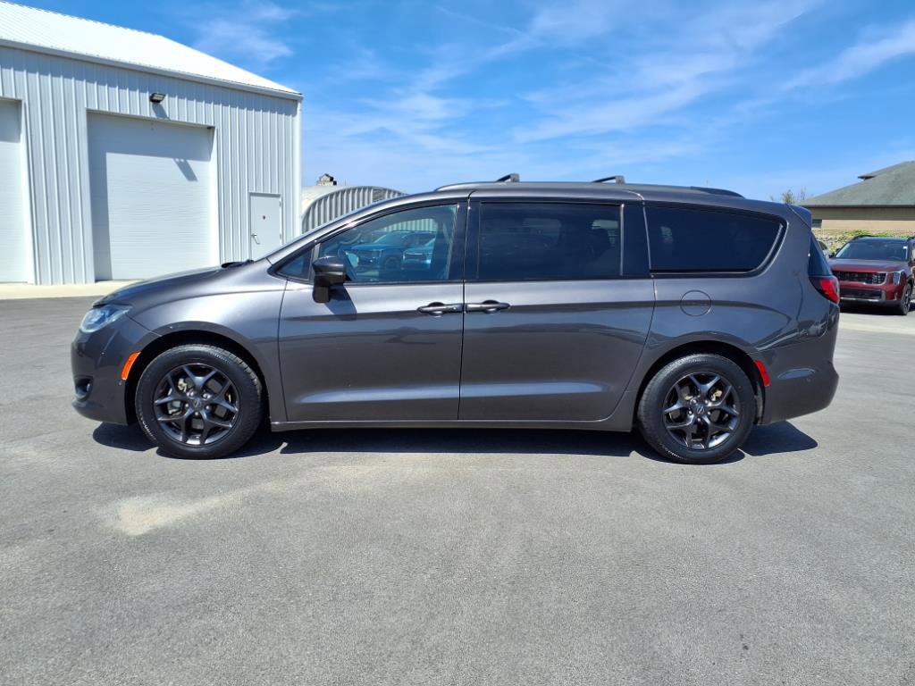 2019 Chrysler Pacifica Limited photo 3
