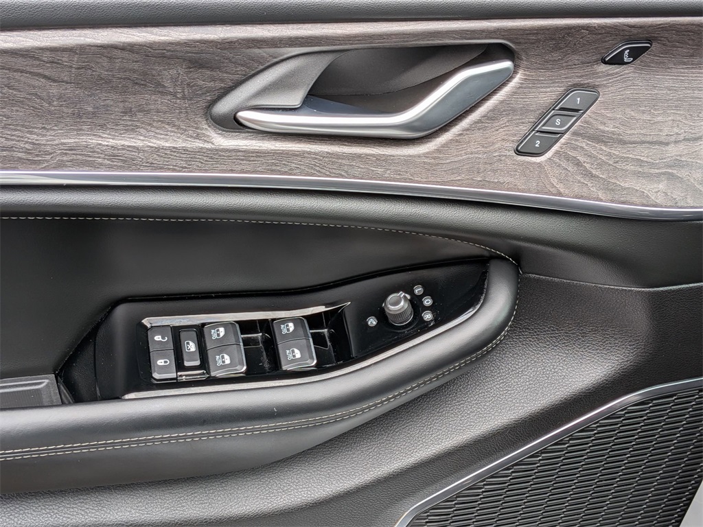 2023 Jeep Grand Cherokee Overland photo 4