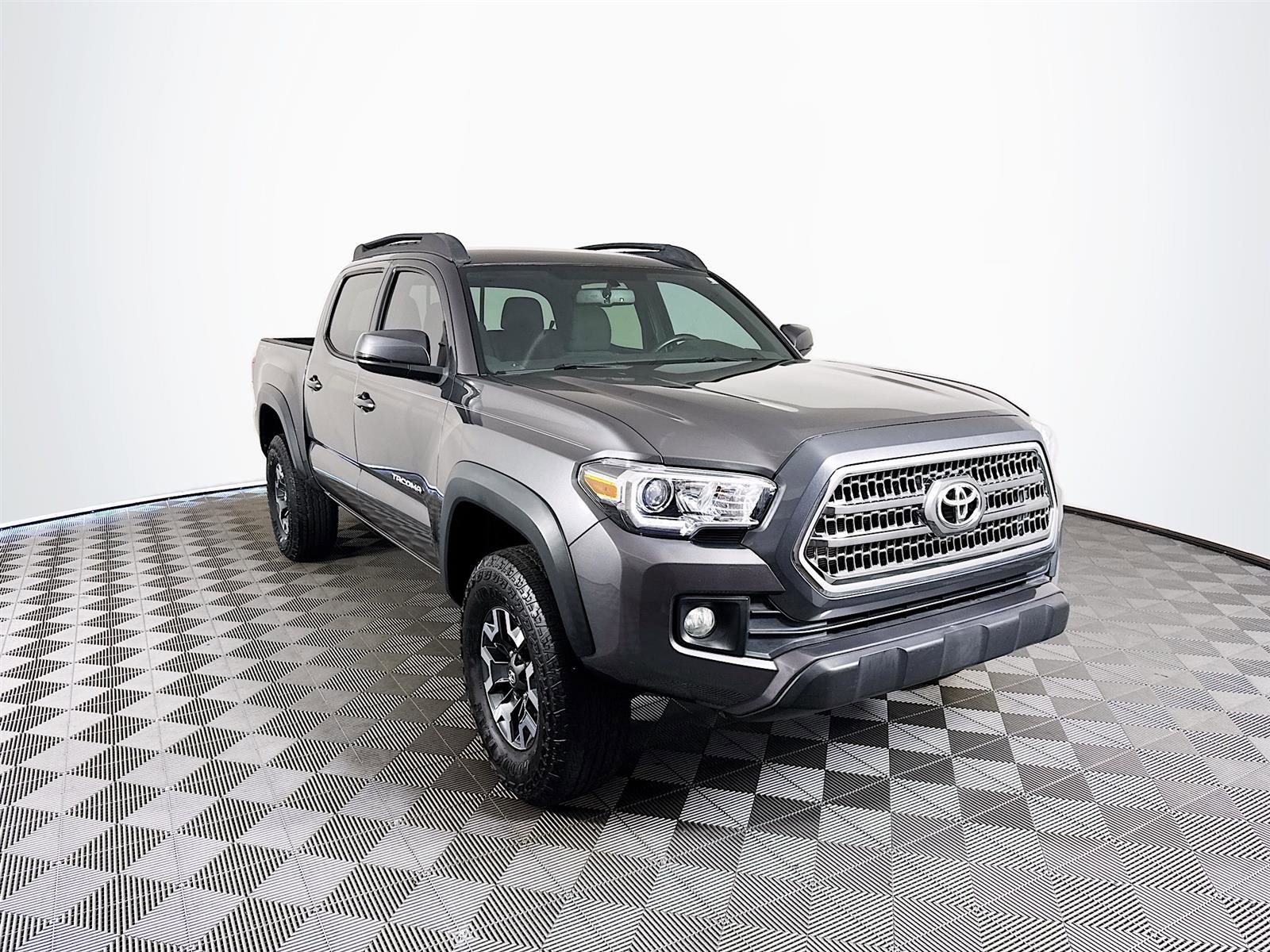 2017 Toyota Tacoma TRD photo 3