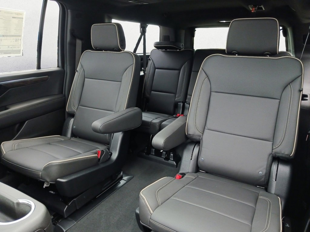 2025 Chevrolet Suburban Premier photo 2