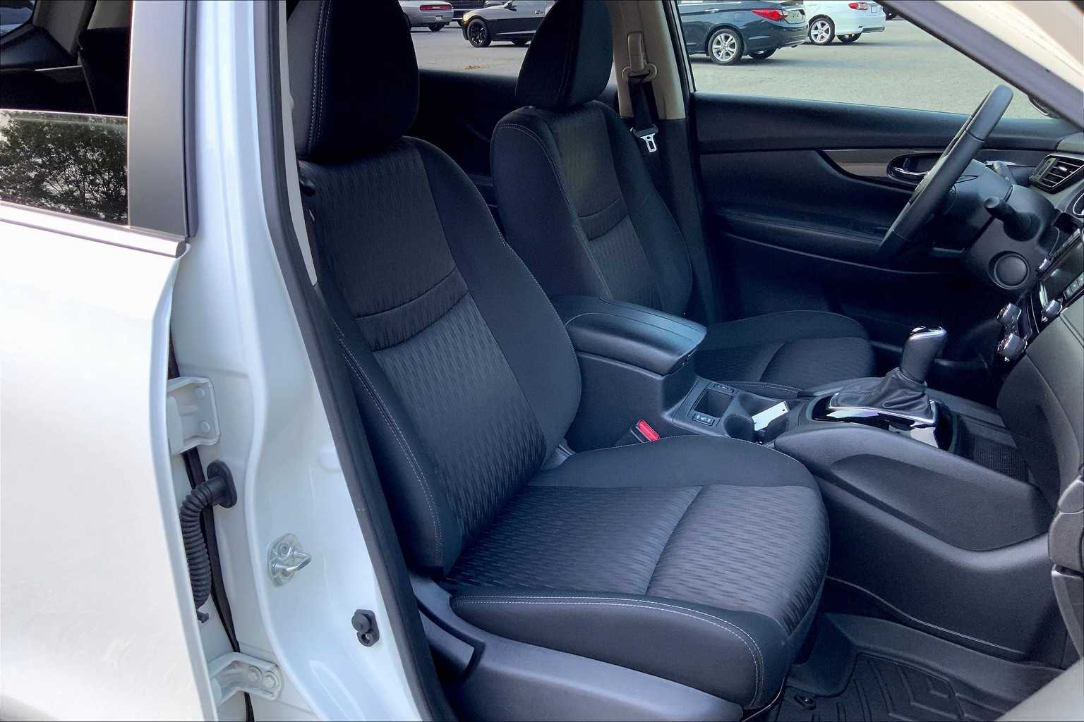 2020 Nissan Rogue SV photo 8