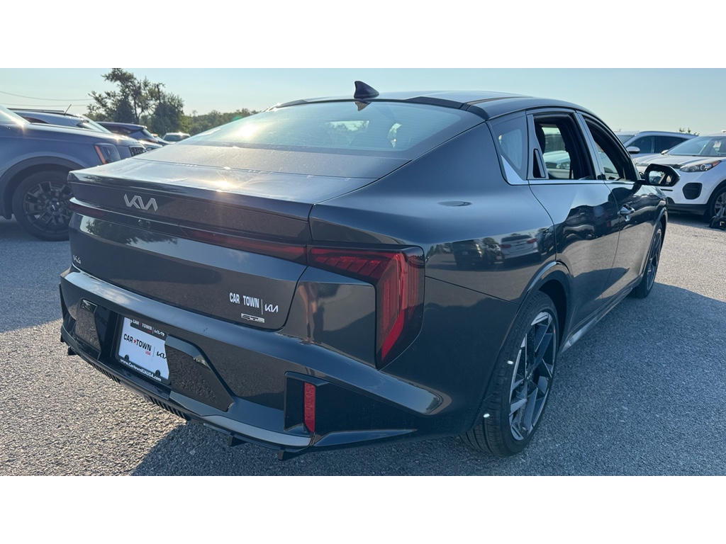 2025 Kia K4 GT-Line photo 3