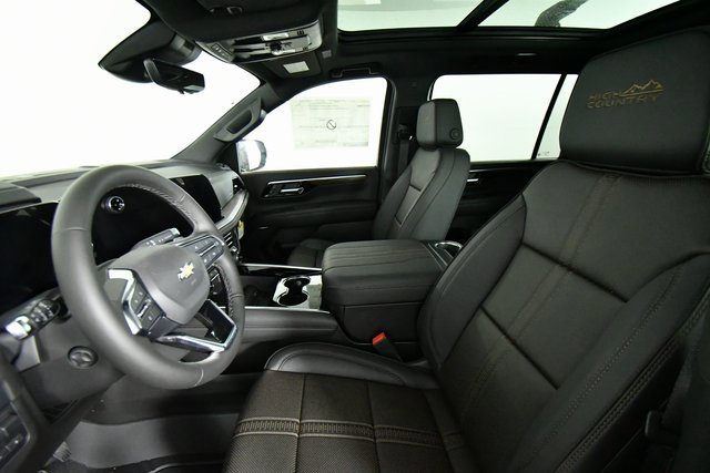 2025 Chevrolet Suburban High Country photo 4