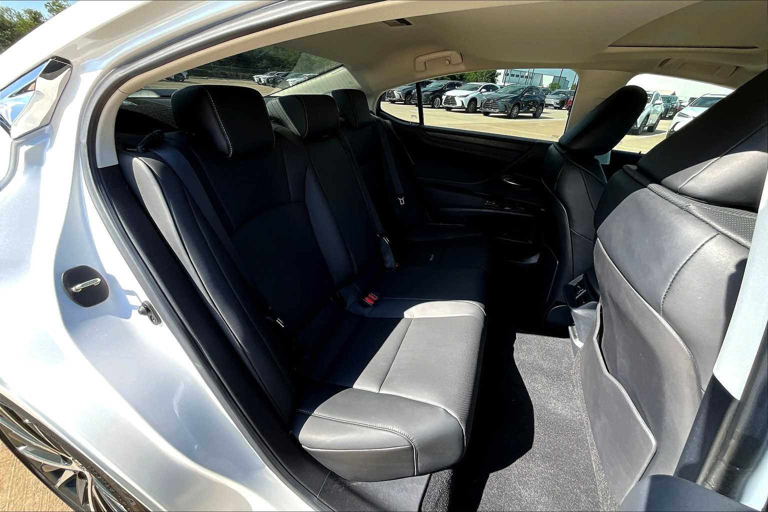 2025 Lexus ES 350 photo 18