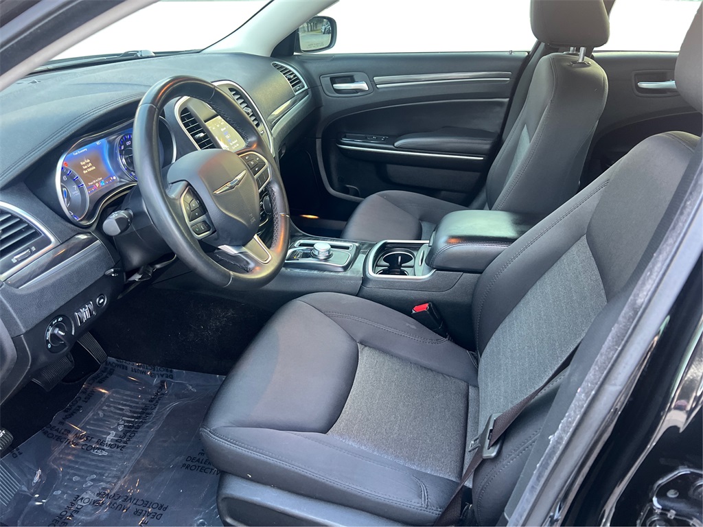 2020 Chrysler 300 Touring photo 9