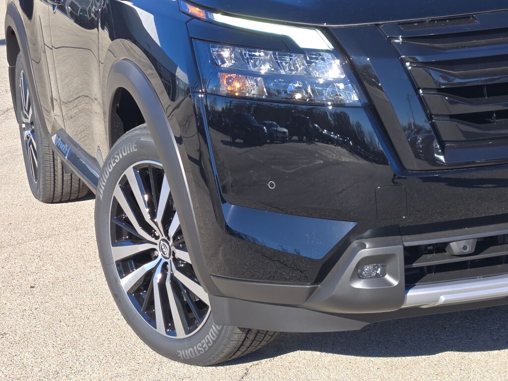 2025 Nissan Pathfinder Platinum photo 3