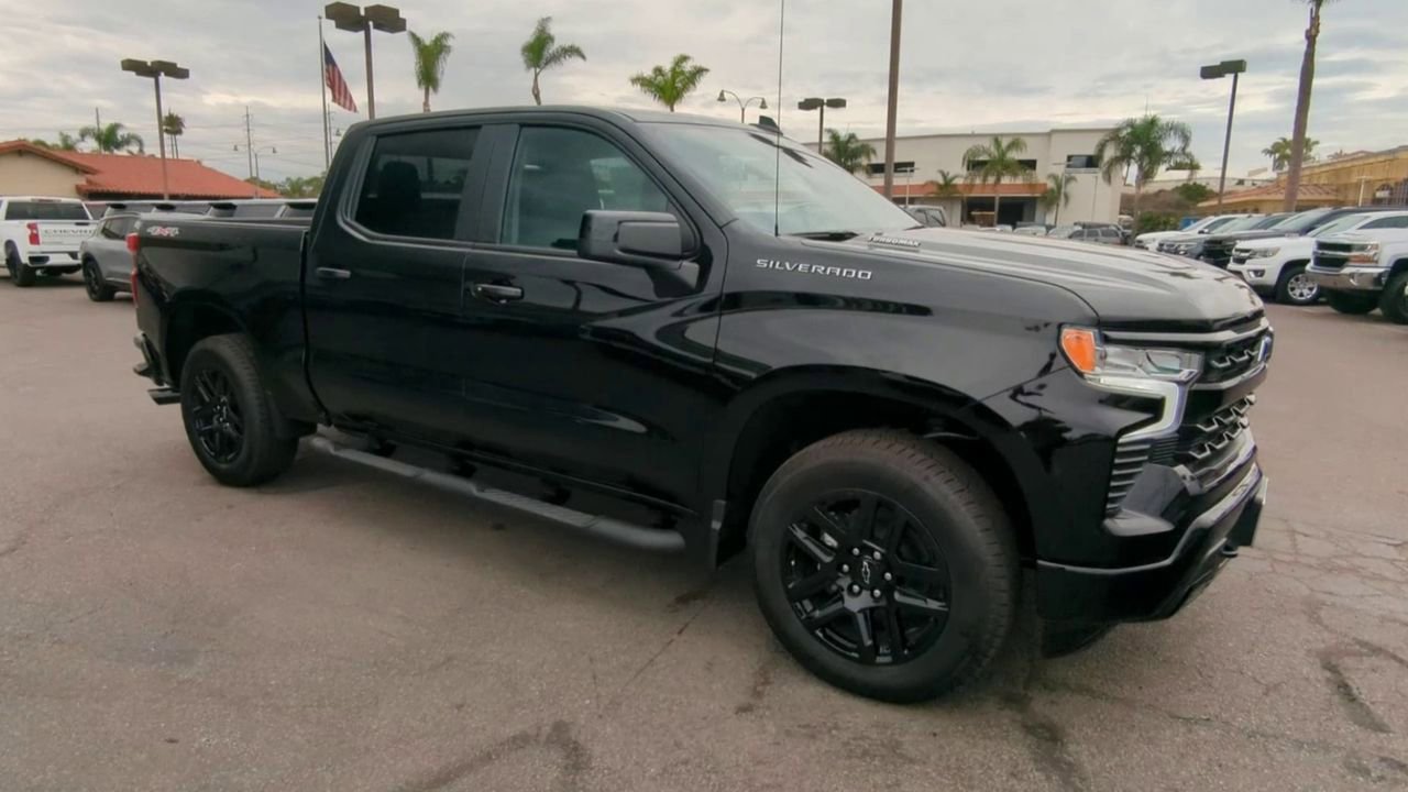 2025 Chevrolet Silverado 1500 RST photo 2