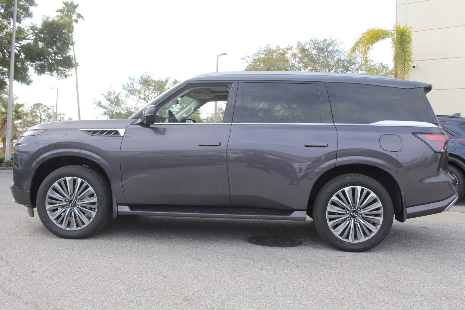 2025 Infiniti QX80 Luxe photo 2