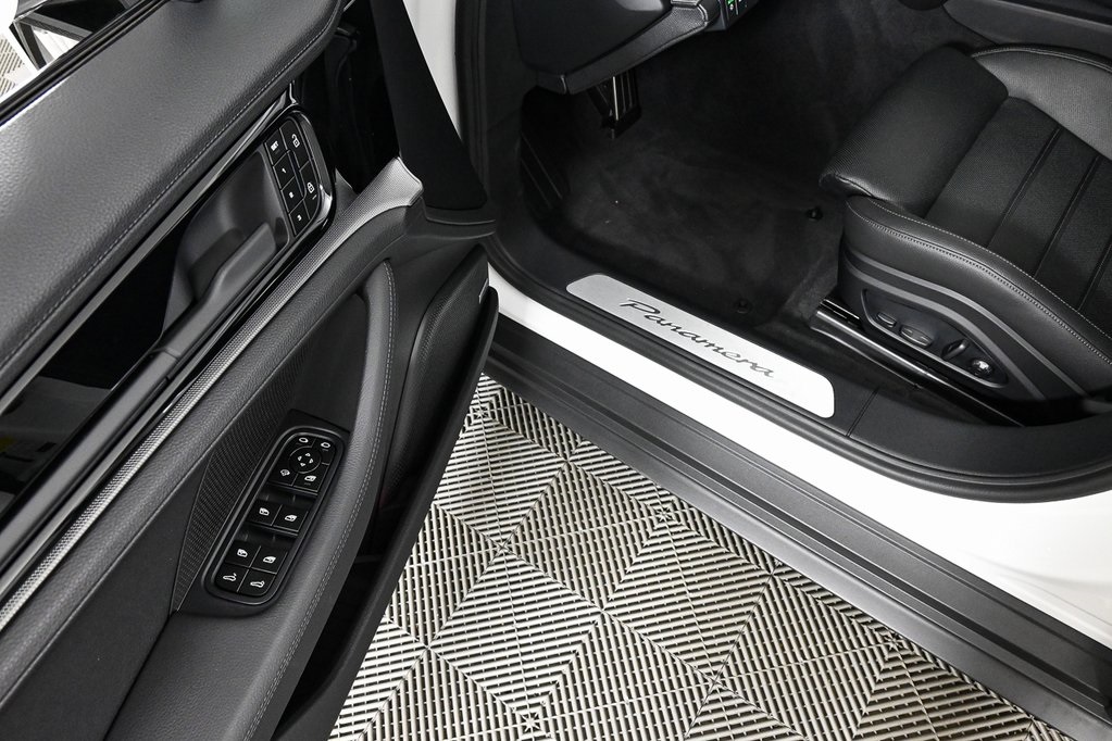 2025 Porsche Panamera 4 photo 8