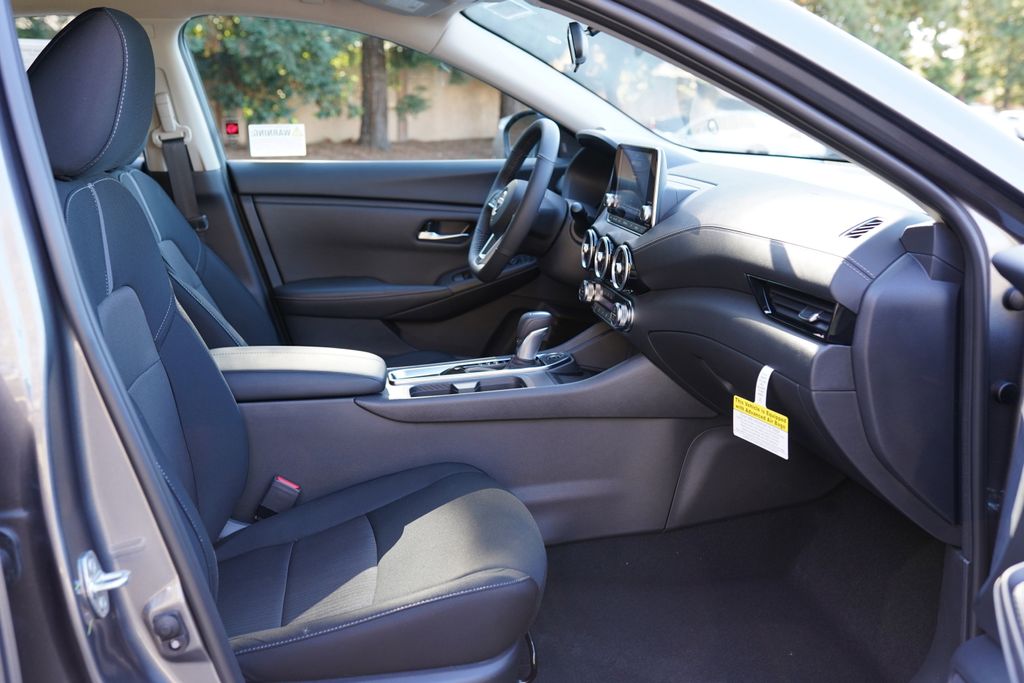 2025 Nissan Sentra SV photo 4
