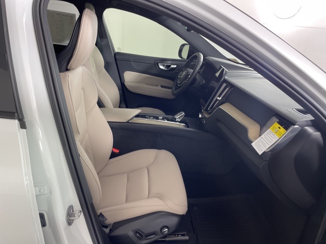 2026 Volvo XC60 Plus photo 44