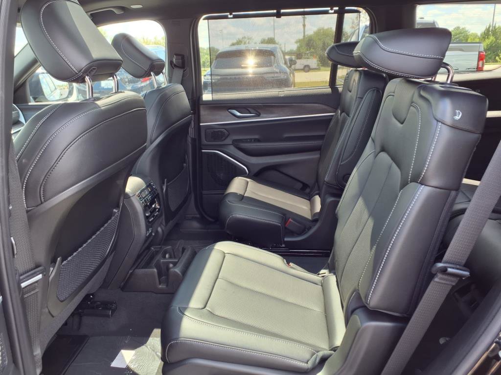 2025 Jeep Grand Cherokee Limited photo 13