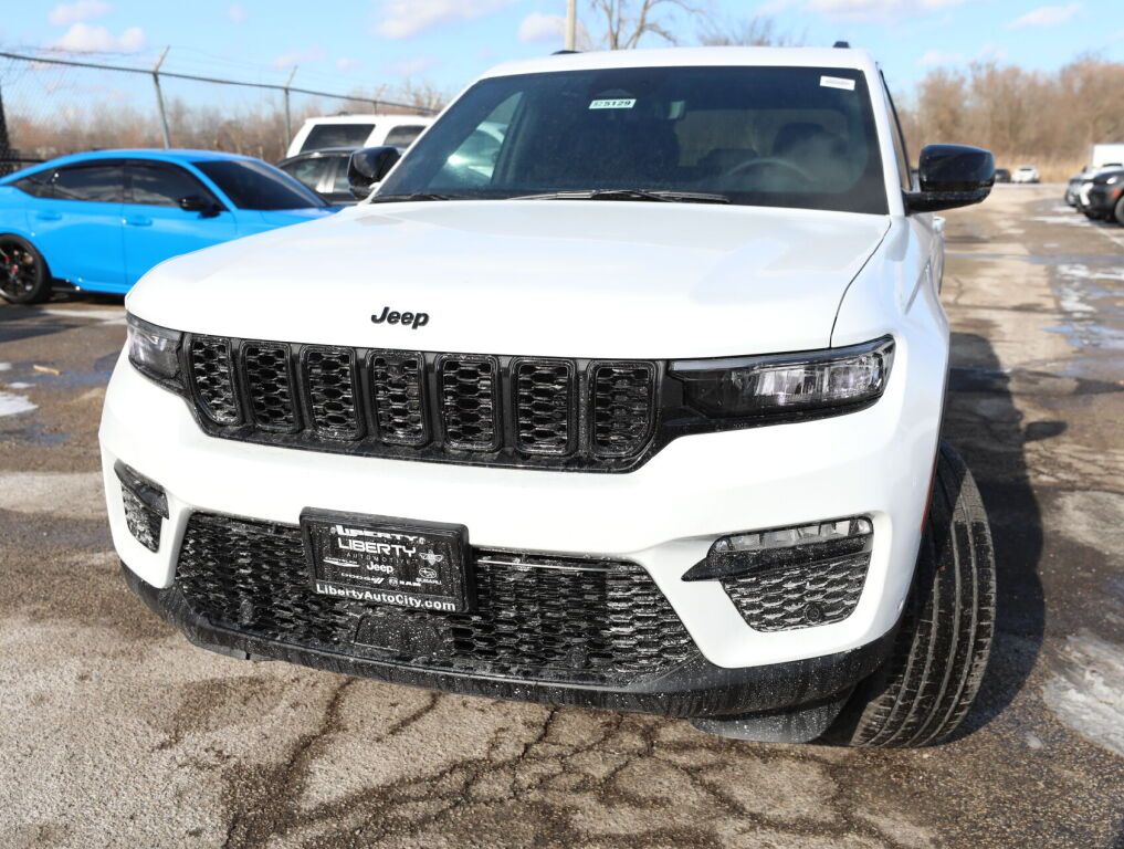 2025 Jeep Grand Cherokee Limited photo 3