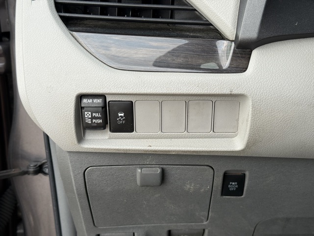 2019 Toyota Sienna XLE photo 15