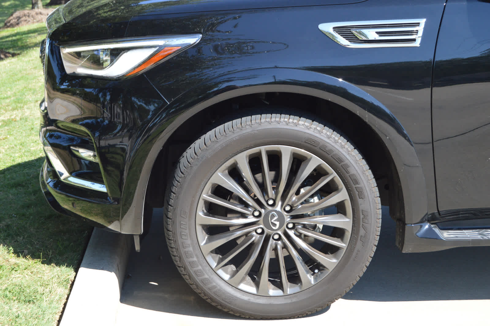 2023 Infiniti QX80 Sensory photo 8