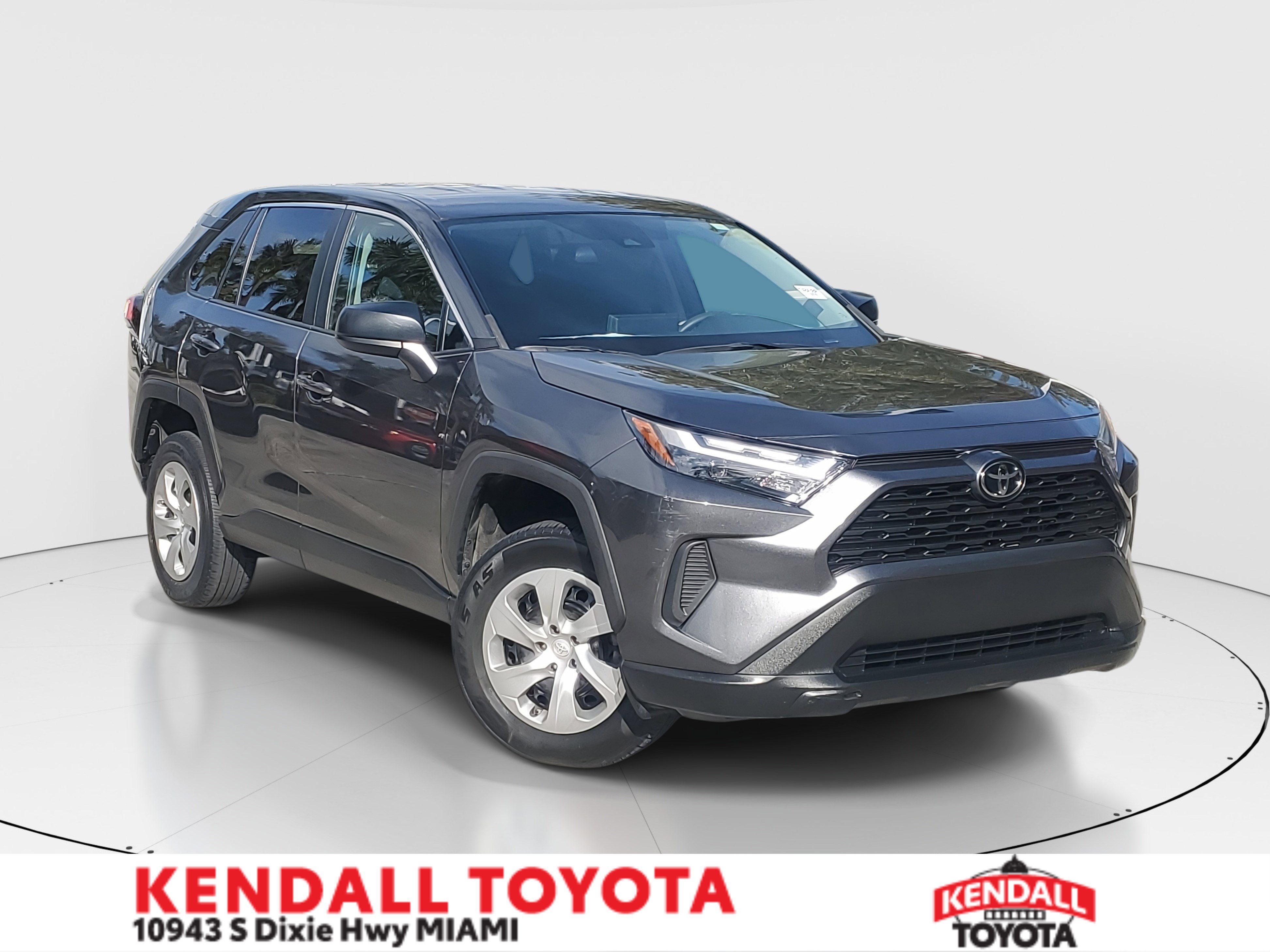 2023 Toyota RAV4 LE's photo