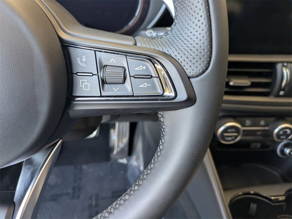 2025 Alfa Romeo Giulia Base photo 18