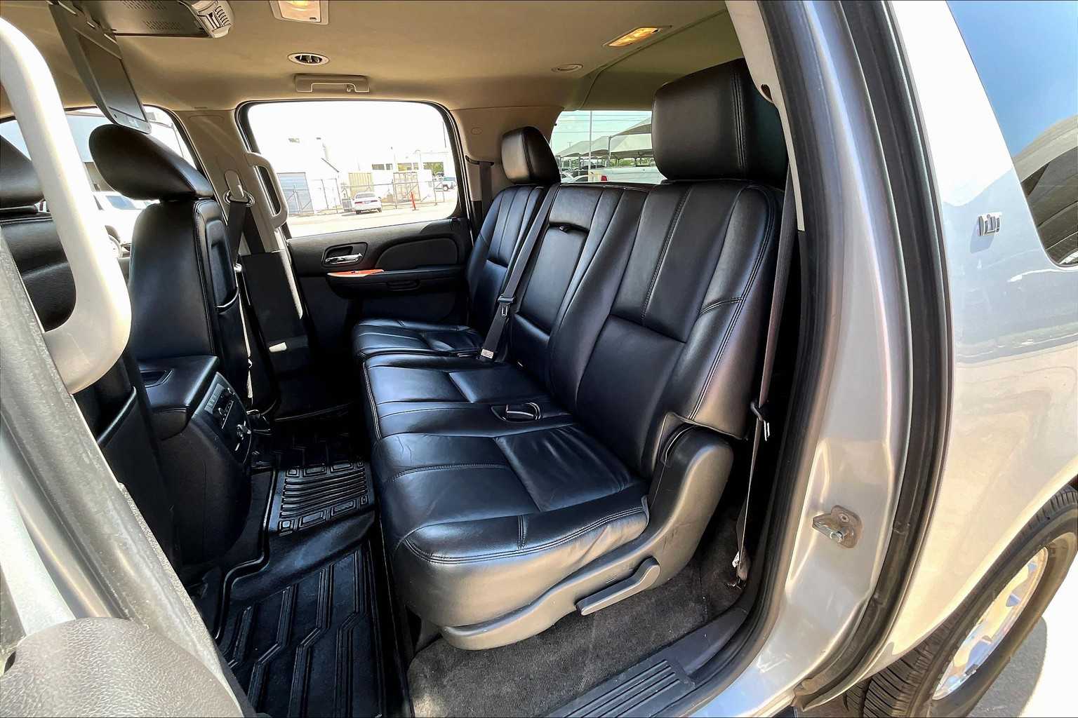 2012 Chevrolet Suburban LT photo 18