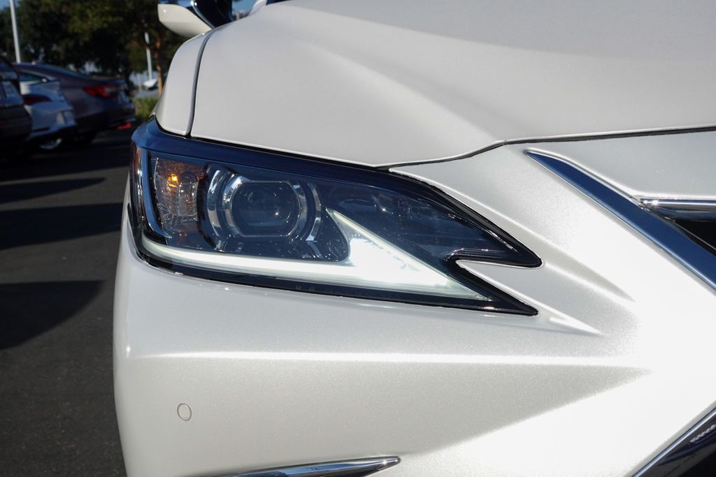 2023 Lexus ES 300h photo 2