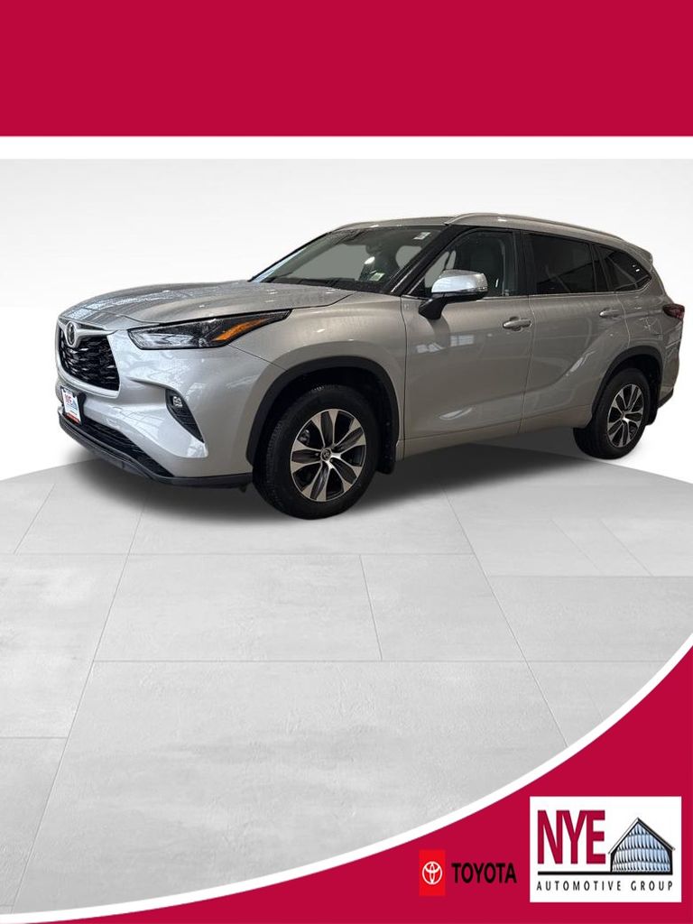2025 Toyota Highlander XLE's photo