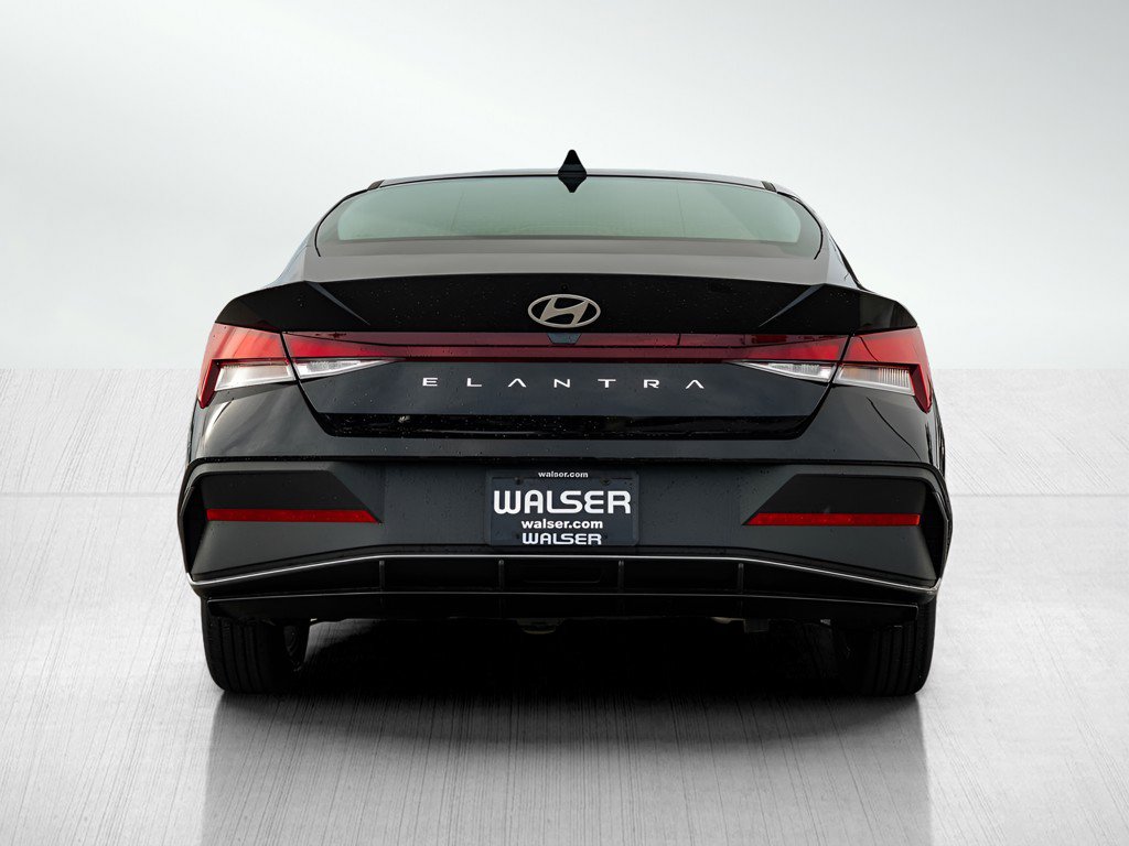 2025 Hyundai Elantra SE photo 4