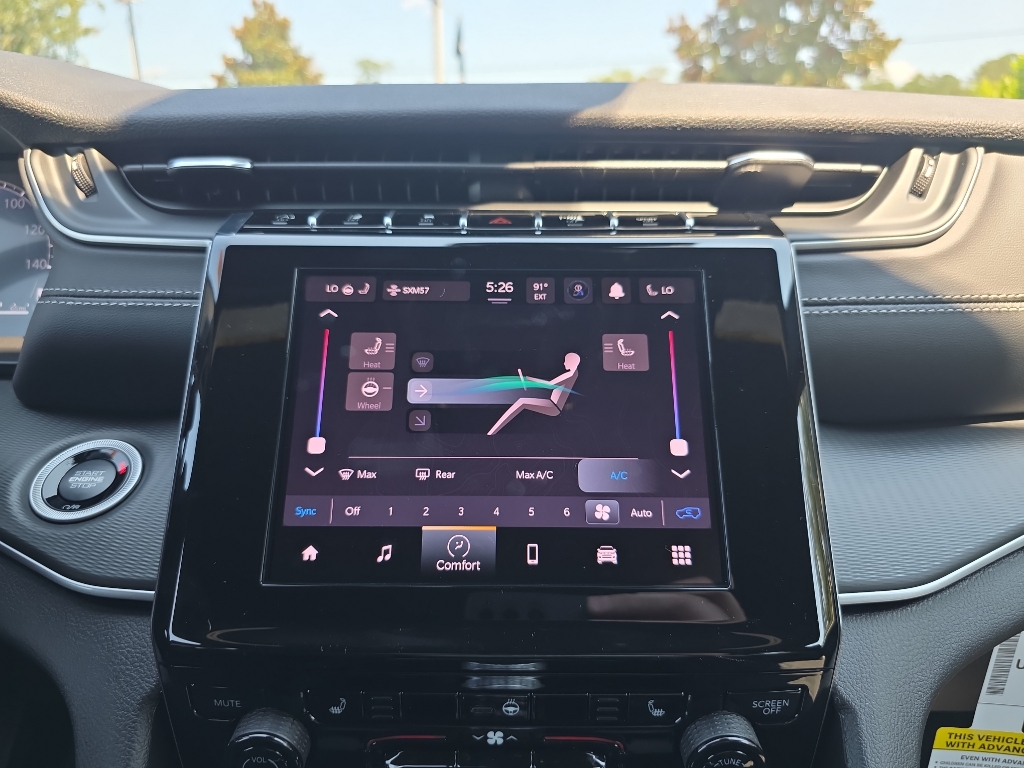 2025 Jeep Grand Cherokee Laredo Altitude photo 13