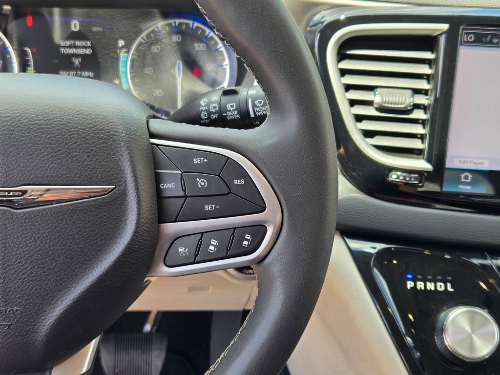 2023 Chrysler Pacifica Touring L photo 28