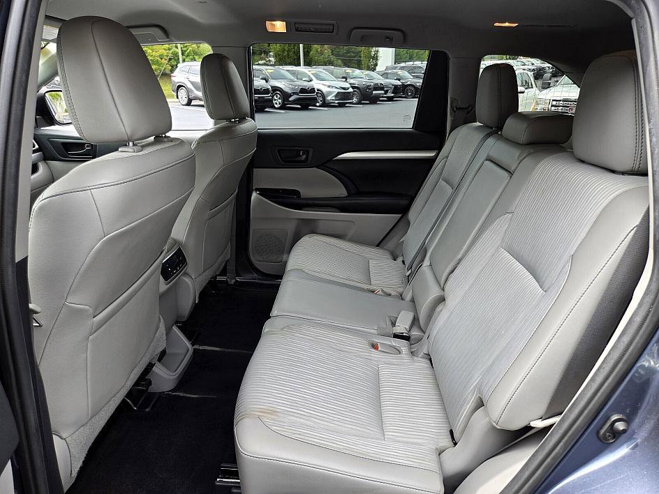 2019 Toyota Highlander LE Plus photo 11