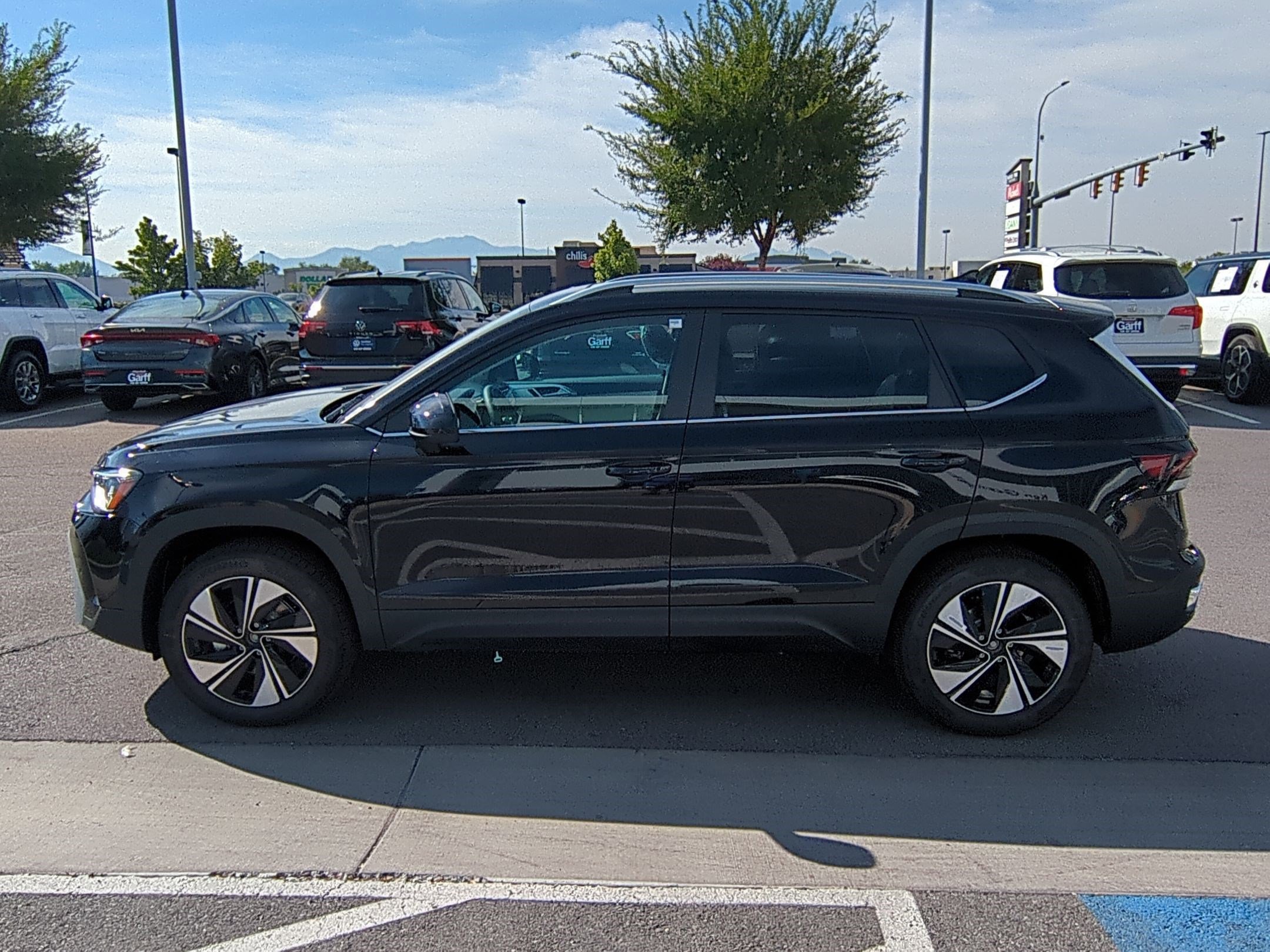 2025 Volkswagen Taos SE photo 3