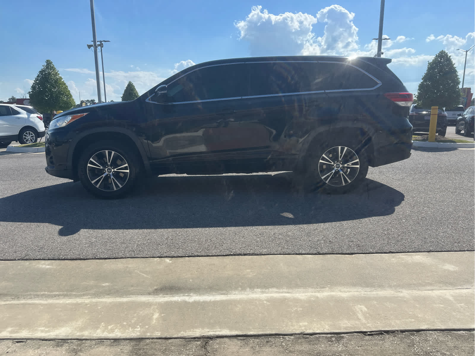 2018 Toyota Highlander LE photo 2