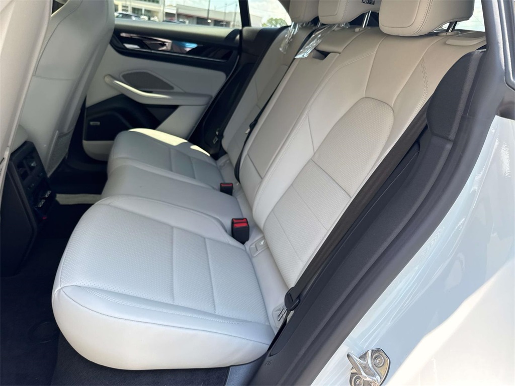 2025 Porsche Macan Electric photo 18