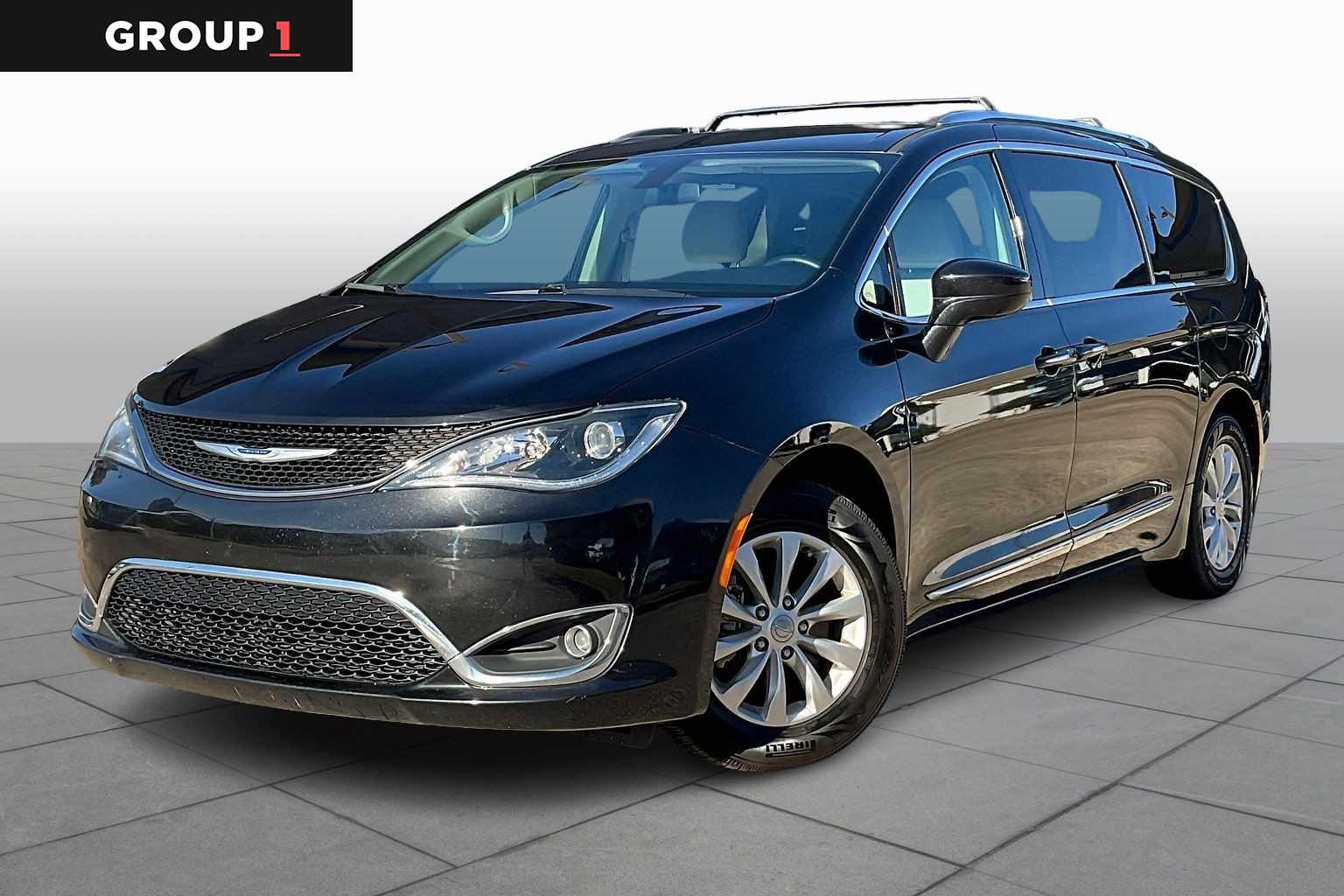 Pre-Owned 2018 Chrysler Pacifica Touring L Mini-van, Passenger in
