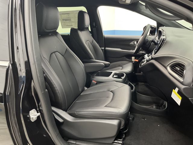 2025 Chrysler Pacifica photo 26